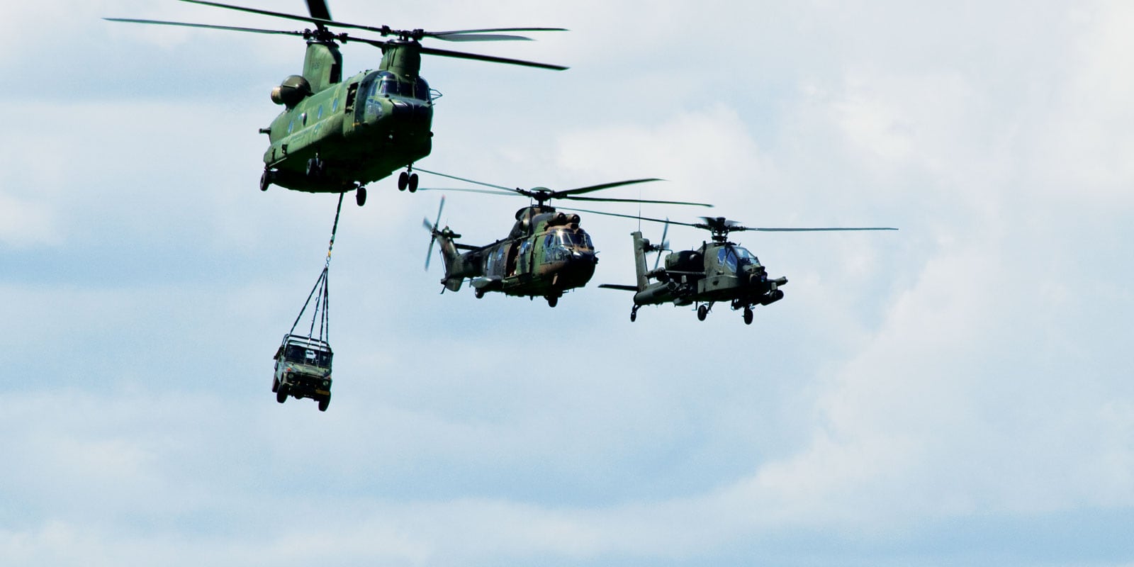 Army helicopter lifting lines