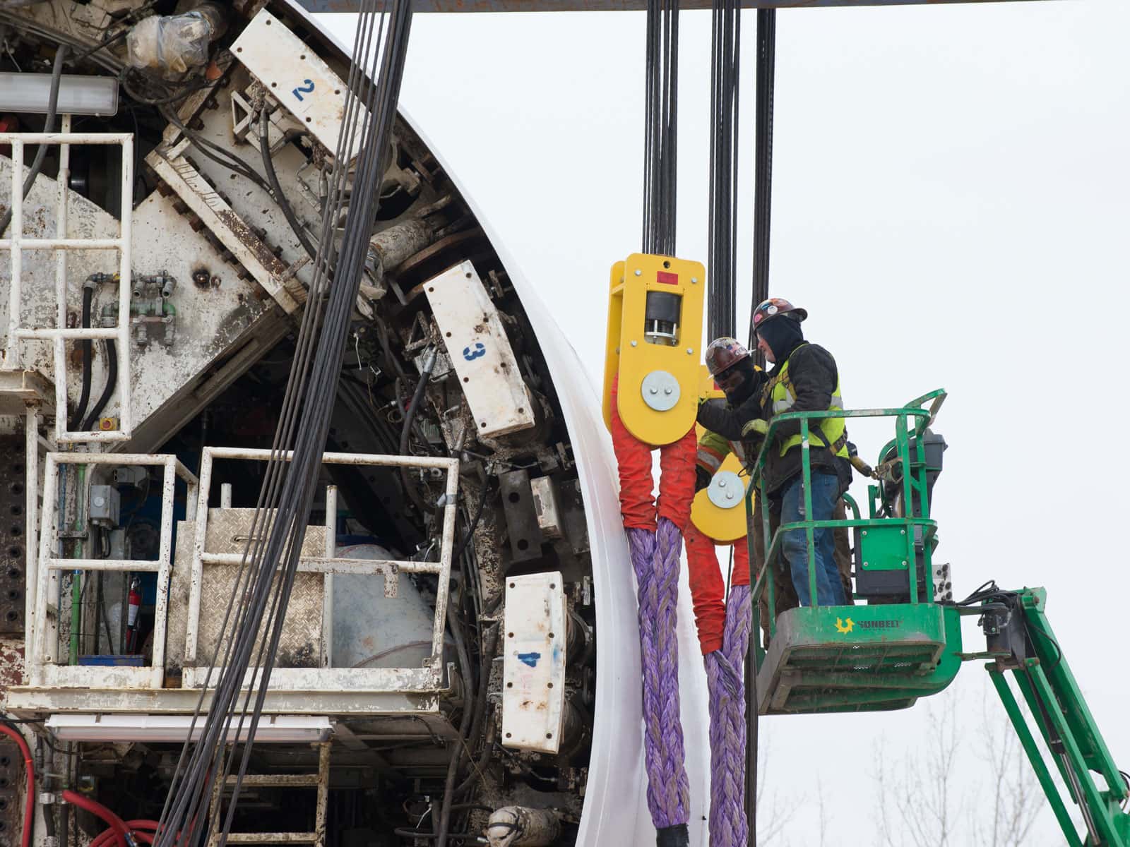 Installing Plasma® rope slings on a 495 ton lift